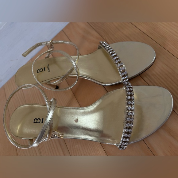 Gold diamond studded bakers 6.5 heels with crisscross ankle straps - Picture 5 of 6